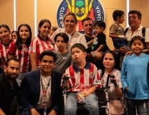 Niñas y niños del Hospital Civil cumplieron el sueño de vivir un partido de Chivas en el Estadio Akron junto a sus familias. CORTESÍA.