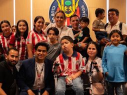 Niñas y niños del Hospital Civil cumplieron el sueño de vivir un partido de Chivas en el Estadio Akron junto a sus familias. CORTESÍA.