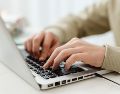 Una conexión incorrecta puede generar pequeñas variaciones eléctricas; conoce cómo conectar el cargador de tu computadora de forma adecuada. CANVA