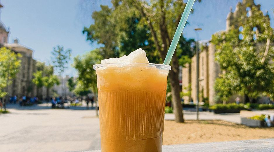 Tejuino-. Bebida ancestral refrescante hecha a base de maíz fermentado y piloncillo, consumida tradicionalmente en el occidente de México. ESPECIAL