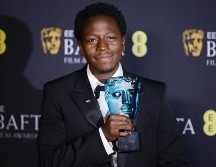 Fotografía de archivo, tomada el pasado 16 de febrero, en la que se captó al actor británico David Jonsson, al posar con el premio Estrella en ascenso, durante la gala de los BAFTA, en Londres (Reino Unido). Jonsson protagonizará la nueva cinta de la saga 'Black Panther' del universo Marvel. EFE/T. Akmen
