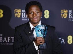 Fotografía de archivo, tomada el pasado 16 de febrero, en la que se captó al actor británico David Jonsson, al posar con el premio Estrella en ascenso, durante la gala de los BAFTA, en Londres (Reino Unido). Jonsson protagonizará la nueva cinta de la saga 'Black Panther' del universo Marvel. EFE/T. Akmen