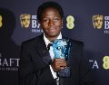 Fotografía de archivo, tomada el pasado 16 de febrero, en la que se captó al actor británico David Jonsson, al posar con el premio Estrella en ascenso, durante la gala de los BAFTA, en Londres (Reino Unido). Jonsson protagonizará la nueva cinta de la saga 