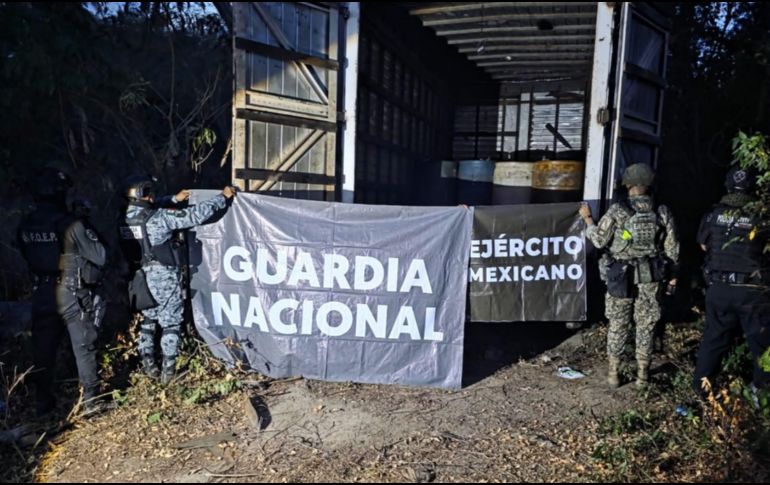 La FGR investigará el aseguramiento del combustible encontrado en 16 bidones dentro de las unidades. ESPECIAL/ Secretaría de Seguridad del Estado.