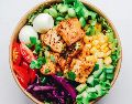 Una dieta rica en alimentos frescos, fibra, proteínas y grasas saludables puede marcar una diferencia importante para mantener una buena salud metabólica y prevenir complicaciones a largo plazo. UNSPLASH