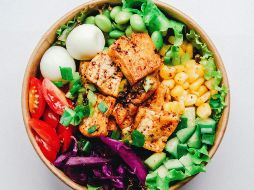 Una dieta rica en alimentos frescos, fibra, proteínas y grasas saludables puede marcar una diferencia importante para mantener una buena salud metabólica y prevenir complicaciones a largo plazo. UNSPLASH