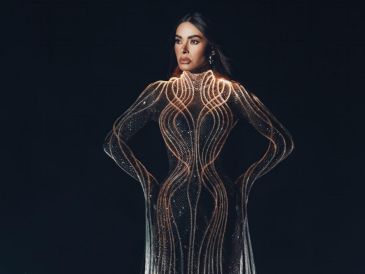 Como primer look de esta temporada, la anfitriona del reality show Galilea Montijo lució un vestido fluorescente diseñado por Iann Dey y elaborado con fibra óptica. CORTESÍA