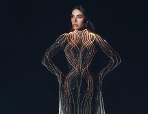 Como primer look de esta temporada, la anfitriona del reality show Galilea Montijo lució un vestido fluorescente diseñado por Iann Dey y elaborado con fibra óptica. CORTESÍA