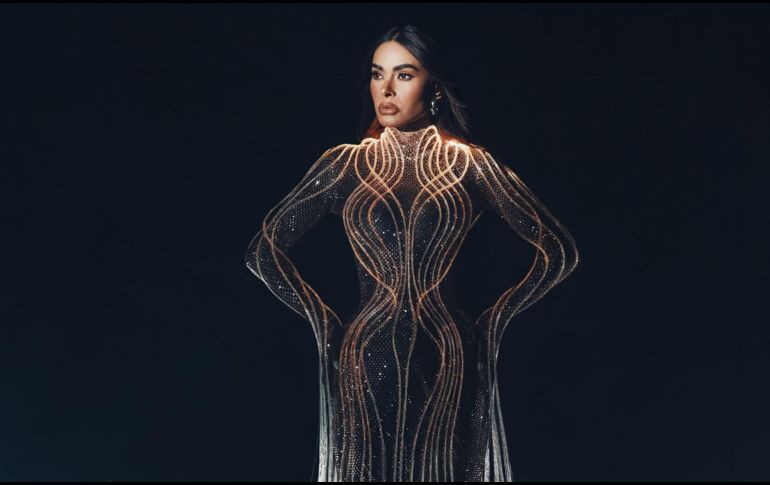 Como primer look de esta temporada, la anfitriona del reality show Galilea Montijo lució un vestido fluorescente diseñado por Iann Dey y elaborado con fibra óptica. CORTESÍA
