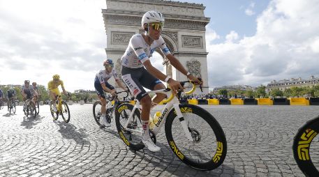 El mexicano Isaac del Toro celebra una actuación que lo convirtió en el primer ciclista nacional en terminar tercero en la ronda francesa. EFE
