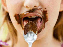 Si durante años una persona ha acompañado el final del almuerzo con un postre, el cerebro puede anticipar esa recompensa y generar el antojo incluso antes de que exista hambre real. CANVA