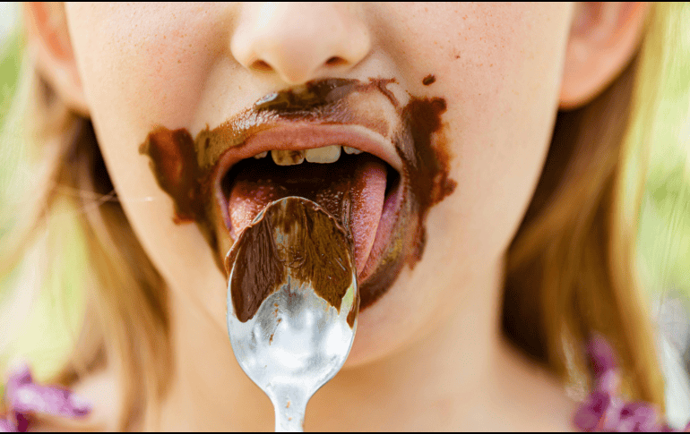 Si durante años una persona ha acompañado el final del almuerzo con un postre, el cerebro puede anticipar esa recompensa y generar el antojo incluso antes de que exista hambre real. CANVA