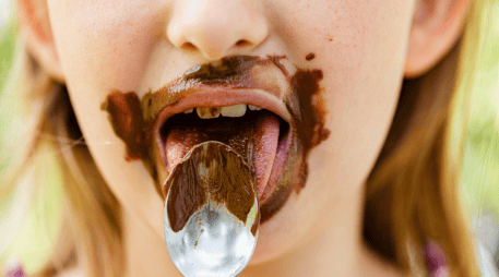 Si durante años una persona ha acompañado el final del almuerzo con un postre, el cerebro puede anticipar esa recompensa y generar el antojo incluso antes de que exista hambre real. CANVA