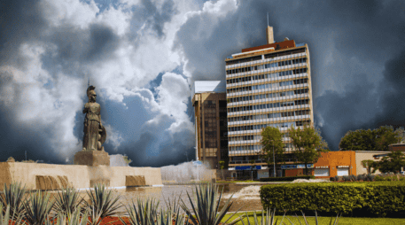 El horario crítico de precipitaciones iniciará alrededor de las 15:00 horas; en ese preciso momento, la probabilidad de lluvia aumentará a un 55%. ESPECIAL / CANVA