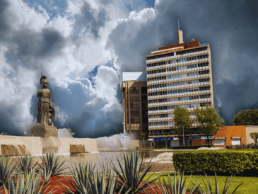 El horario crítico de precipitaciones iniciará alrededor de las 15:00 horas. En este preciso momento, la probabilidad de lluvia aumentará a un 55 por ciento. ESPECIAL / CANVA