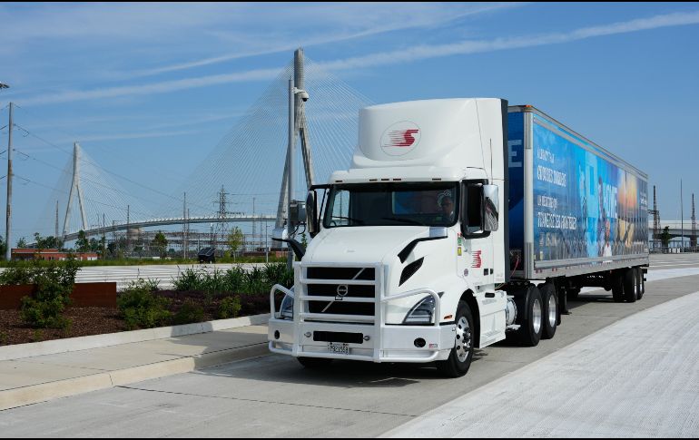 Un camión en la ceremonia de apertura del Gordie Howe International Bridge en Windsor, Canadá, AP/P. Sancya