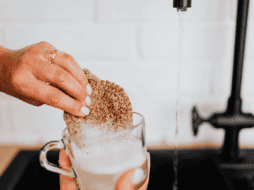 Descubre cómo lavar vasos y tazas correctamente para eliminar bacterias. Una guía de limpieza profunda con bicarbonato para proteger tu salud. ESPECIAL/Canva