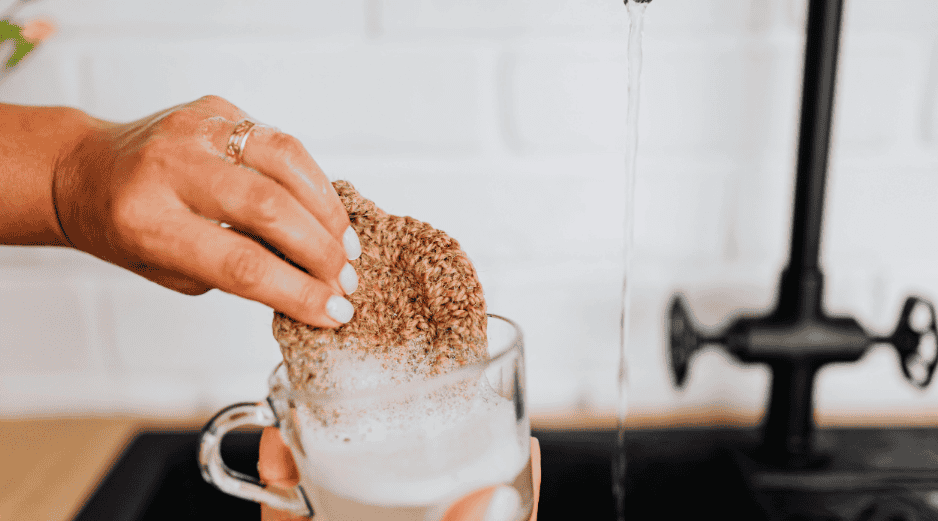 Descubre cómo lavar vasos y tazas correctamente para eliminar bacterias. Una guía de limpieza profunda con bicarbonato para proteger tu salud. ESPECIAL/Canva
