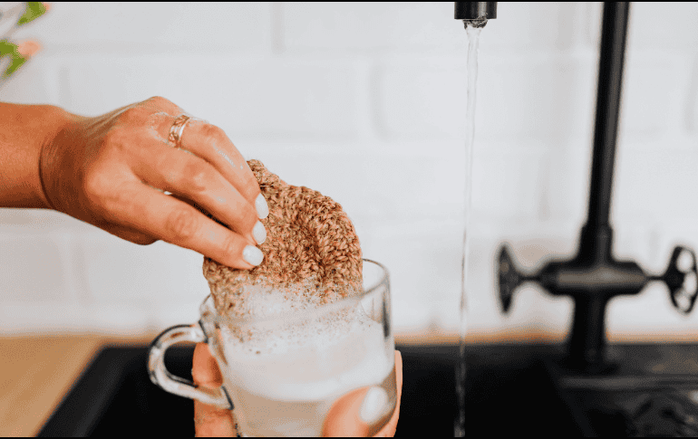 Descubre cómo lavar vasos y tazas correctamente para eliminar bacterias. Una guía de limpieza profunda con bicarbonato para proteger tu salud. ESPECIAL/Canva