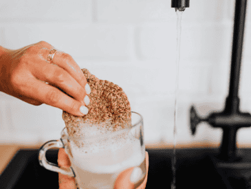 Descubre cómo lavar vasos y tazas correctamente para eliminar bacterias. Una guía de limpieza profunda con bicarbonato para proteger tu salud. ESPECIAL/Canva