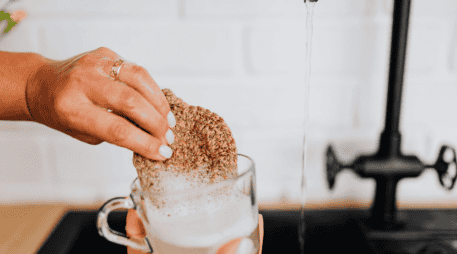 Descubre cómo lavar vasos y tazas correctamente para eliminar bacterias. Una guía de limpieza profunda con bicarbonato para proteger tu salud. ESPECIAL/Canva