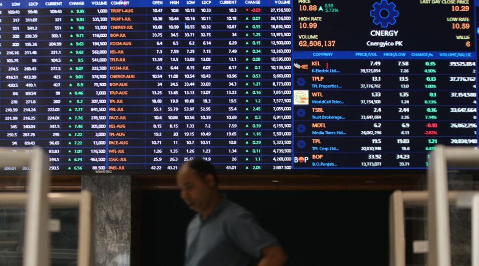 Por sectores, este lunes predominaron las ganancias en las empresas de bienes esenciales y comunicaciones. EFE/R. Khan