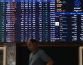 Por sectores, este lunes predominaron las ganancias en las empresas de bienes esenciales y comunicaciones. EFE/R. Khan