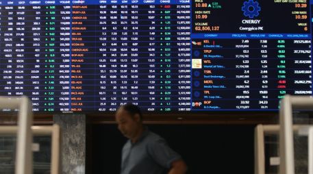 Por sectores, este lunes predominaron las ganancias en las empresas de bienes esenciales y comunicaciones. EFE/R. Khan