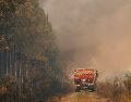 La nube de tormenta desató vientos violentos y erráticos capaces de empujar las llamas en todas direcciones. EFE/L. Perpigna