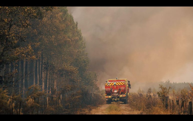 La nube de tormenta desató vientos violentos y erráticos capaces de empujar las llamas en todas direcciones. EFE/L. Perpigna