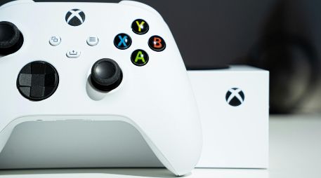 Durante la caída global de Xbox, diversos jugadores reportaron haber logrado descargar e instalar títulos que jamás habían adquirido. Unsplash