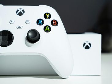 Durante la caída global de Xbox, diversos jugadores reportaron haber logrado descargar e instalar títulos que jamás habían adquirido. Unsplash