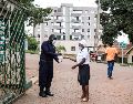 Una mujer se desinfecta las manos frente al Hospital Musulmán Kibuli en Kampala, Uganda. AP/H. Nalwadda