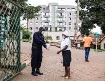 Una mujer se desinfecta las manos frente al Hospital Musulmán Kibuli en Kampala, Uganda. AP/H. Nalwadda