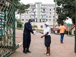 Una mujer se desinfecta las manos frente al Hospital Musulmán Kibuli en Kampala, Uganda. AP/H. Nalwadda