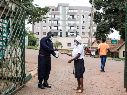 Una mujer se desinfecta las manos frente al Hospital Musulmán Kibuli en Kampala, Uganda. AP/H. Nalwadda