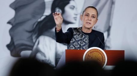 La Presidenta Claudia Sheinbaum rechazó polemizar con Stephen Miller y reiteró que México y Estados Unidos mantienen coordinación en materia de seguridad. EFE/ I. Esquivel