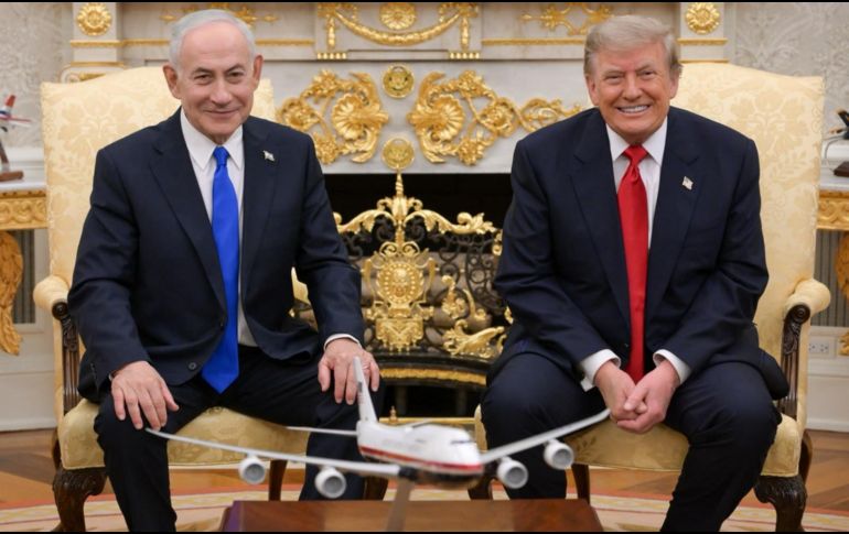 Fotografía tomada de la cuenta oficial en X del primer ministro israelí, Benjamín Netanyahu, donde aparece posando junto al presidente de Estados Unidos, Donald Trump, durante una reunión este martes, en la Casa Blanca en Washington.  EFE/ @netanyahu