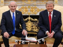 Fotografía tomada de la cuenta oficial en X del primer ministro israelí, Benjamín Netanyahu, donde aparece posando junto al presidente de Estados Unidos, Donald Trump, durante una reunión este martes, en la Casa Blanca en Washington.  EFE/ @netanyahu