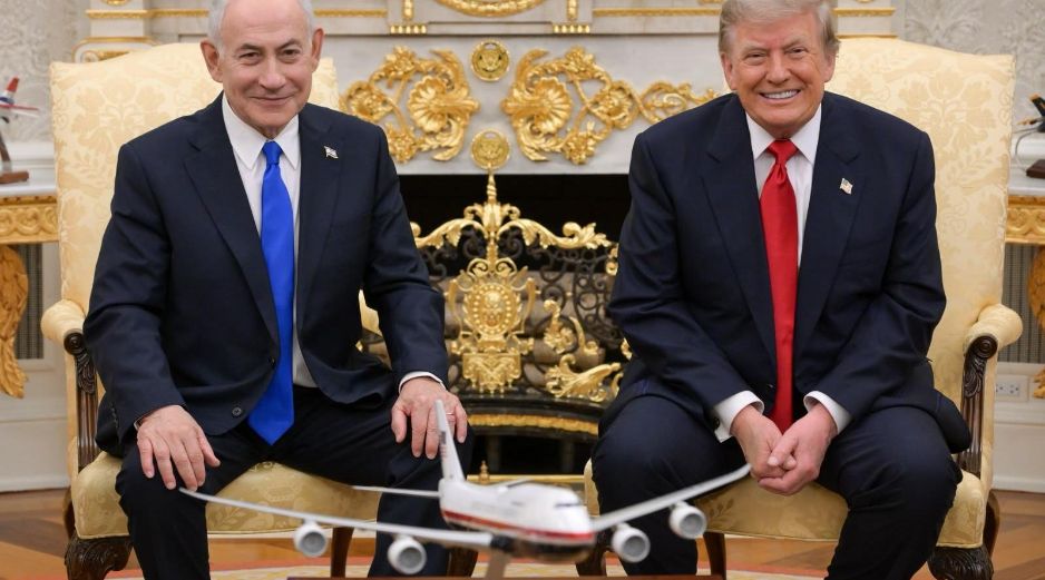 Fotografía tomada de la cuenta oficial en X del primer ministro israelí, Benjamín Netanyahu, donde aparece posando junto al presidente de Estados Unidos, Donald Trump, durante una reunión este martes, en la Casa Blanca en Washington.  EFE/ @netanyahu