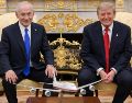 Fotografía tomada de la cuenta oficial en X del primer ministro israelí, Benjamín Netanyahu, donde aparece posando junto al presidente de Estados Unidos, Donald Trump, durante una reunión este martes, en la Casa Blanca en Washington.  EFE/ @netanyahu
