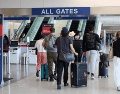 El incremento de los operativos en los aeropuertos se refleja claramente en las cifras récord reportadas por las autoridades migratorias durante el segundo mandato del presidente Donald Trump. EFE/ARCHIVO