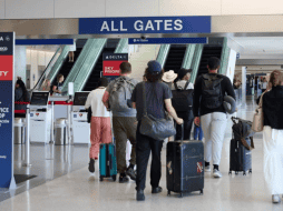 El incremento de los operativos en los aeropuertos se refleja claramente en las cifras récord reportadas por las autoridades migratorias durante el segundo mandato del presidente Donald Trump. EFE/ARCHIVO