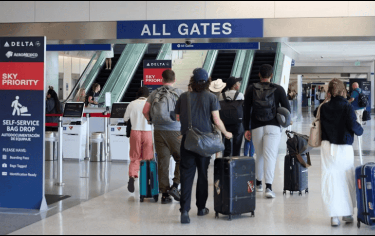 El incremento de los operativos en los aeropuertos se refleja claramente en las cifras récord reportadas por las autoridades migratorias durante el segundo mandato del presidente Donald Trump. EFE/ARCHIVO