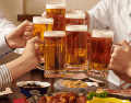 Elige cervezas con menor graduación alcohólica o versiones ligeras si buscas reducir el aporte calórico. CANVA