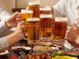 Elige cervezas con menor graduación alcohólica o versiones ligeras si buscas reducir el aporte calórico. CANVA