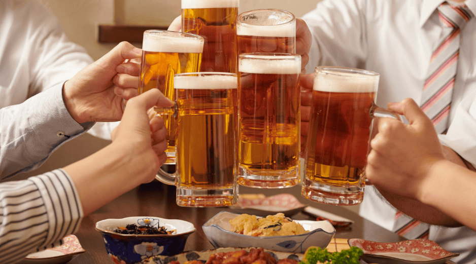 Elige cervezas con menor graduación alcohólica o versiones ligeras si buscas reducir el aporte calórico. CANVA