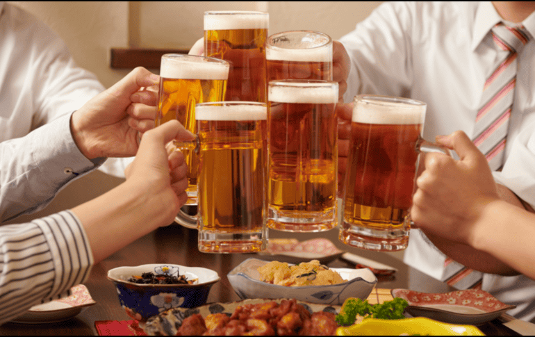 Elige cervezas con menor graduación alcohólica o versiones ligeras si buscas reducir el aporte calórico. CANVA