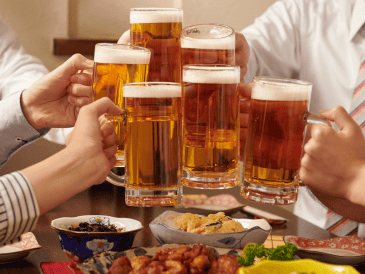 Elige cervezas con menor graduación alcohólica o versiones ligeras si buscas reducir el aporte calórico. CANVA