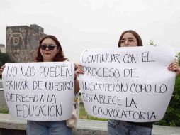 Decenas de aspirantes aceptados en la UNAM y familiares de los jóvenes se manifestaron este martes en Ciudad Universitaria. SUN/D. Sánchez
